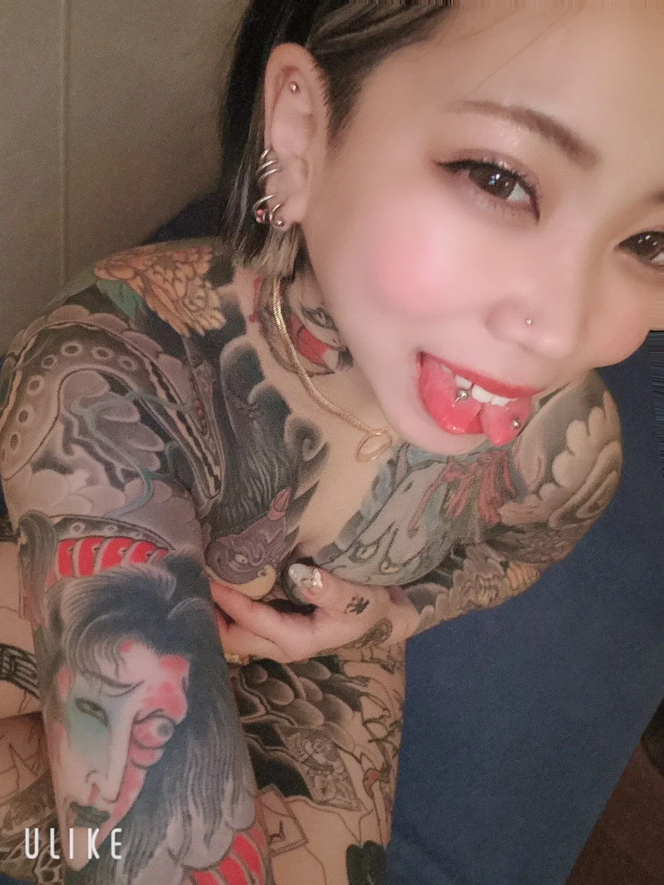 全身刺青、蛇舌加穿环!新人AV女优结城雫冲击出道,一反外貌的抖M属性觉醒