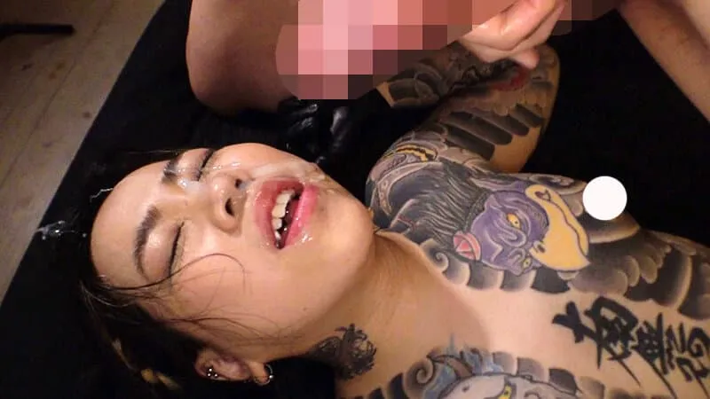 全身刺青、蛇舌加穿环!新人AV女优结城雫冲击出道,一反外貌的抖M属性觉醒